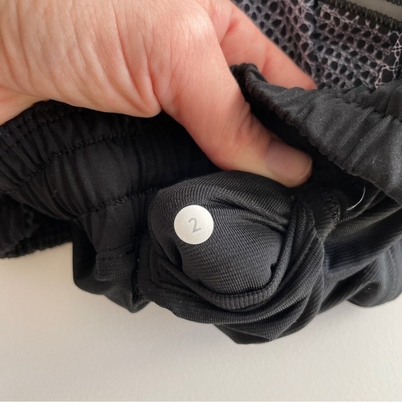 Lululemon ATHLETICA Hotty Shorts 2.5” Black Navy 2 - Picture 4 of 7